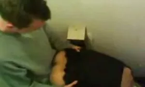 أمسك أحد الأصدقاء بف ...