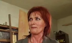 الجدة ذات الشعر الأح ...