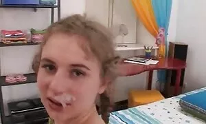 مراهق يبكي من ألم ال ...