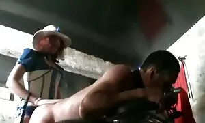 عاشق قضيب جلدي يضاجع ...